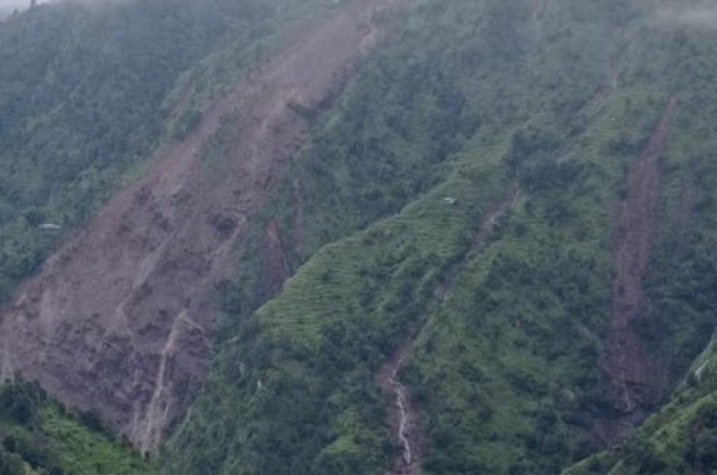 पहिरोमा पुरिएर एक शिशुको मृत्यु, तीनजना बेपता 